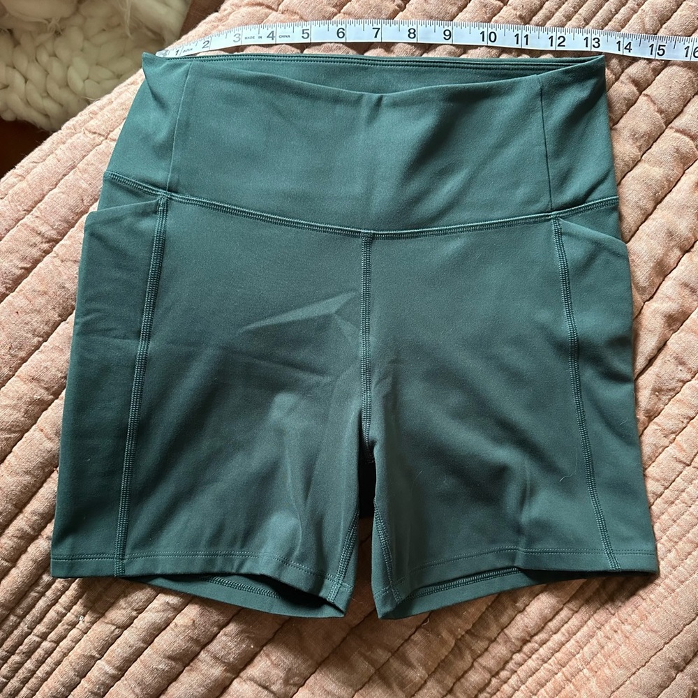 Girlfriend Collective Compressive Run Shorts with pockets. Green Bike Shorts.